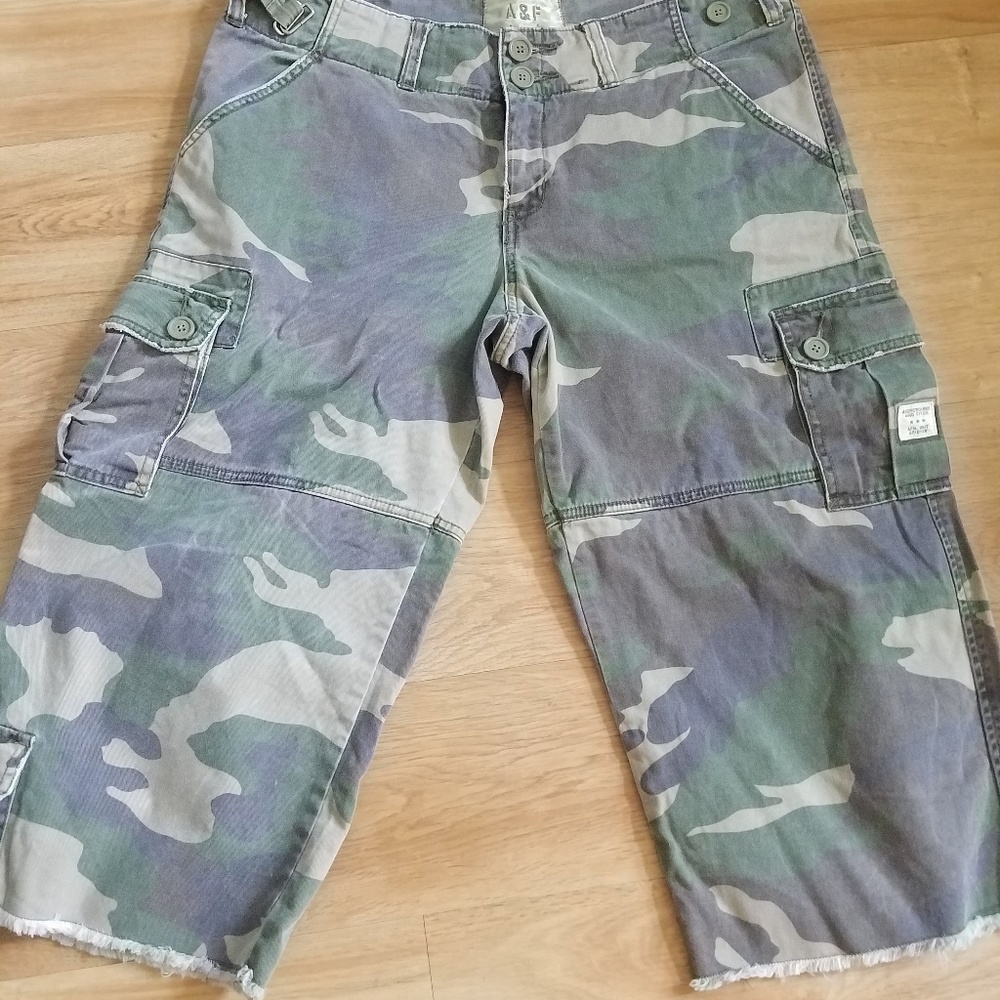 Women's Abercrombie and Fitch size 10 Capri Pant